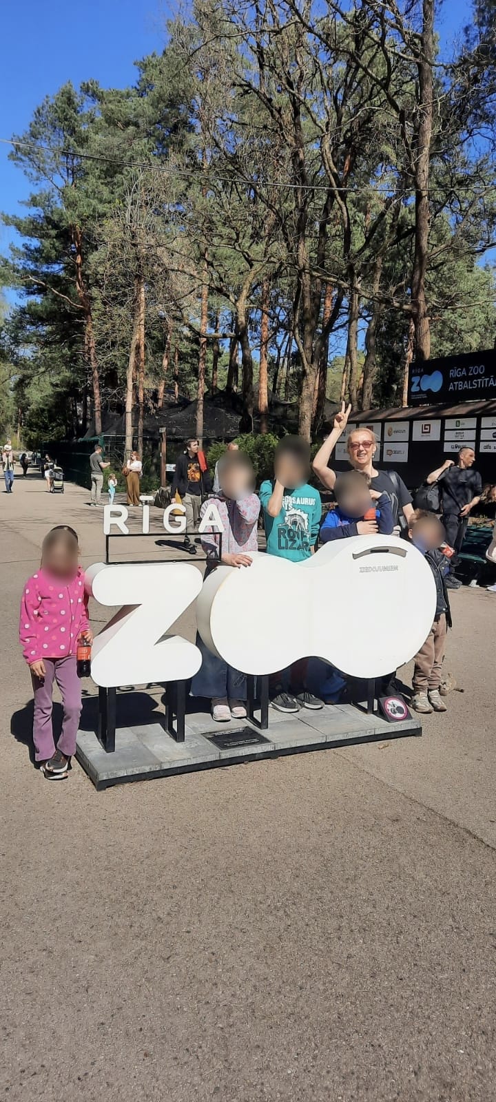 Bērni bauda vasaru un iepazīst dzīvniekus